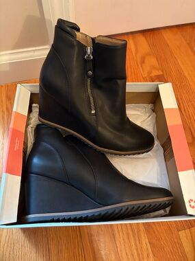 Naturalizer Black Wedge Ankle Booties with Side Zip